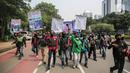Sejumlah pengemudi ojek online melakukan aksi di kawasan Patung Kuda, Jakarta, Rabu (5/1/2022). Para pengemudi ojek online menuntut Kementerian Perhubungan serta pengelola aplikasi untuk menepati janji kenaikan tarif ojek online. (Liputan6.com/Faizal Fanani)