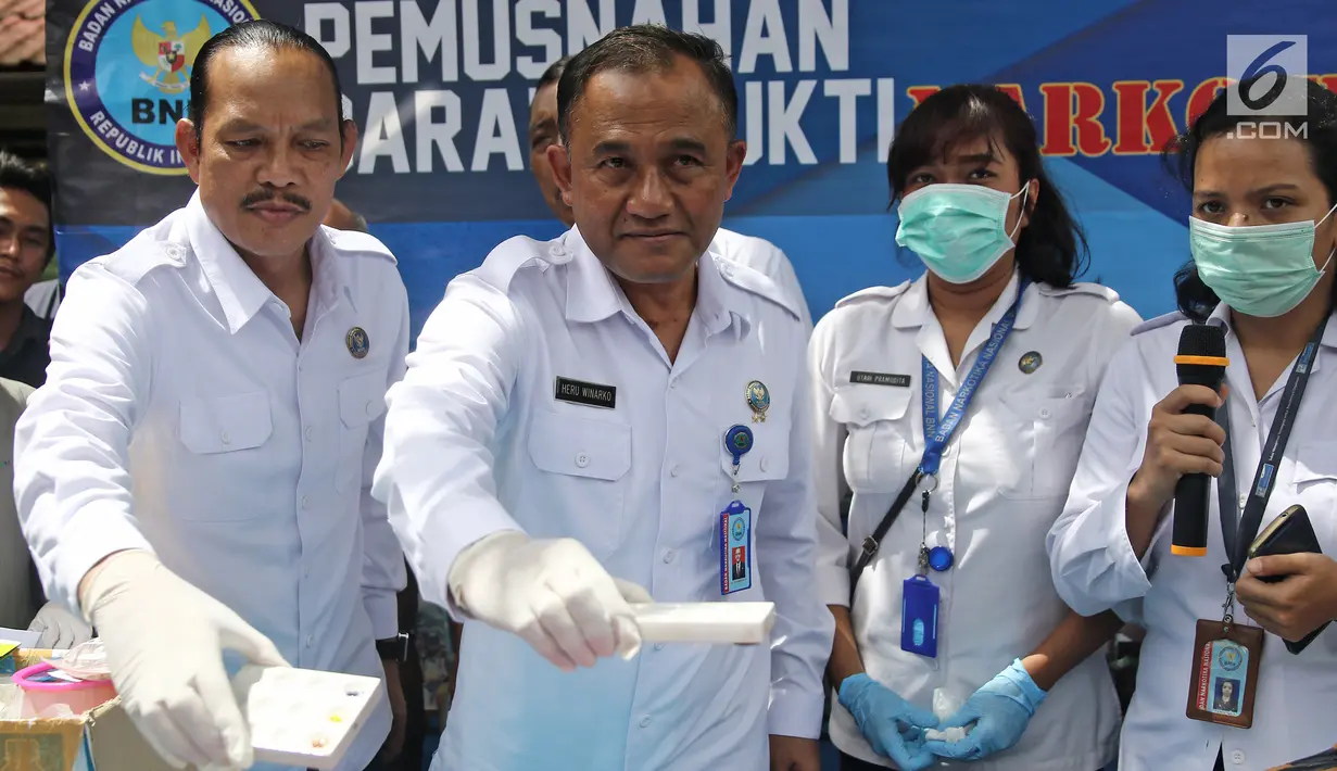 Kepala BNN Irjen Pol Heru Winarko memperlihatkan hasil uji lab barang bukti narkotika di Lapangan Parkir Gedung BNN, Senin (26/3). Barang bukti tersebut selanjutnya dimusnahkan. (Liputan6.com/Herman Zakharia)