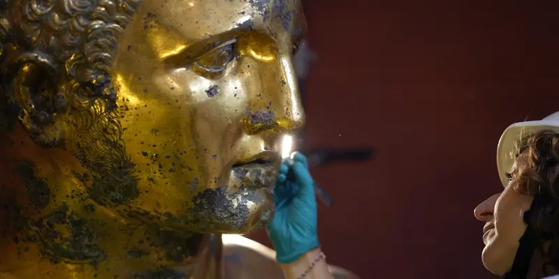 Pekerja Museum Vatikan Merestorasi Patung Hercules Bersepuh Emas