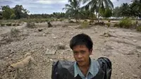 Bocah-bocah korban gempa tsunami bermain di daerah terkena dampak gempa tsunami di Desa Montei Baru Baru, Kepulauan Mentawai, Sumbar.(Antara)