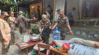 Satpol PP Kota Depok menertibkan bangunan liar di jalur pipa gas Jalan Raya Juanda, Depok. (Liputan6.com/Dicky Agung Prihanto)
