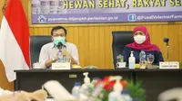 Kepala Pusat Veteriner Farma (Pusvetma) Surabaya Edi Budi Susila saat rakor  bersama Gubernur Jawa Timur Khofifah Indar Parawansa. (Dian Kurniawan/Liputan6.com)