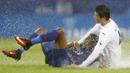 5. Striker Leicester, Ahmed Musa, dijatuhkan gelandang Swansea, Ki Sung Yueng, saat laga Premier League di Stadion King Power, Leicester, Inggris, Sabtu (27/8/2016). (Reuters/Carl Recine)