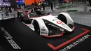 Sebuah mobil balap listrik Porsche terlihat di area ekshibisi otomotif Pameran Impor Internasional China (China International Import Expo/CIIE) ketiga di Shanghai, China timur (5/11/2020). (Xinhua/Zhao Dingzhe)