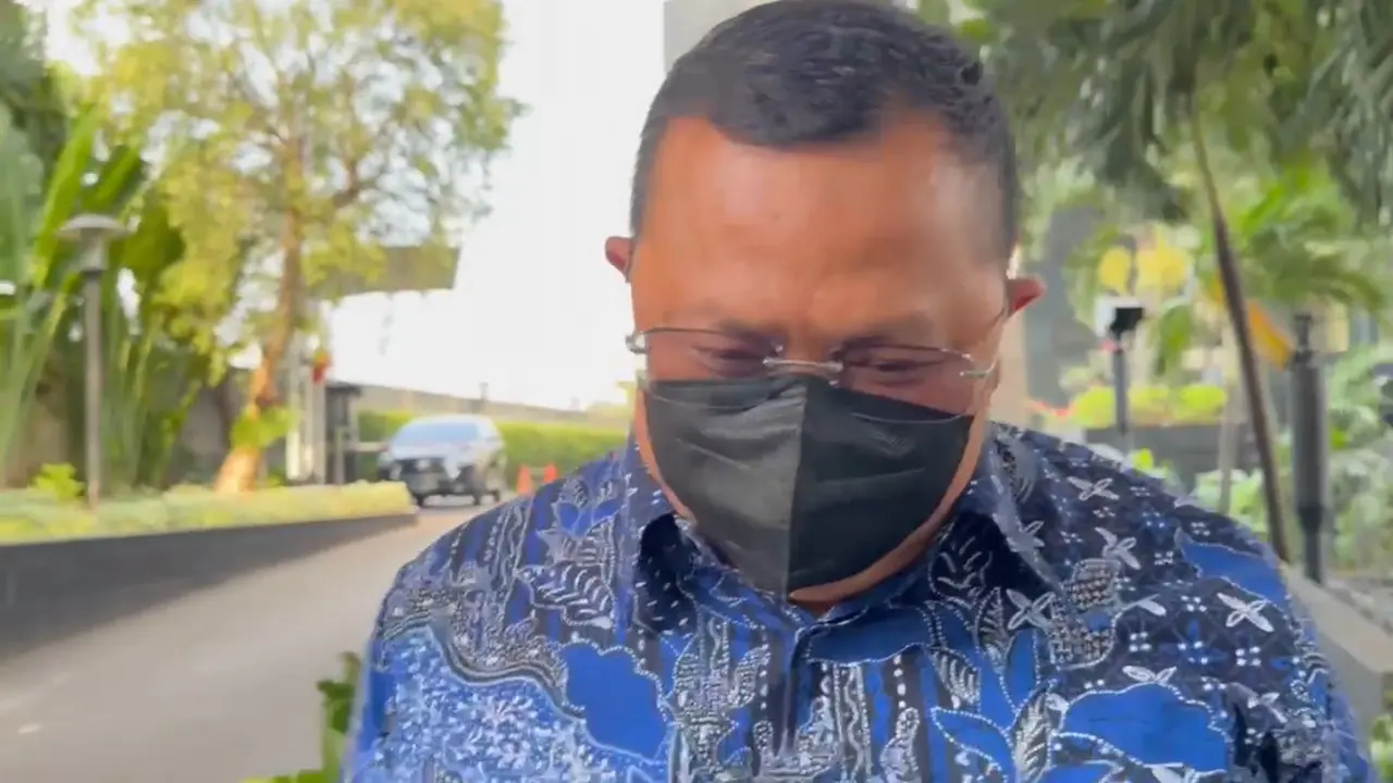 Kakanwil Kemenag Jateng Saiful Mujab berjalan cepat dan menunduk saat meninggalkan Gedung Merah Putih Komisi Pemberantasan Korupsi (KPK).