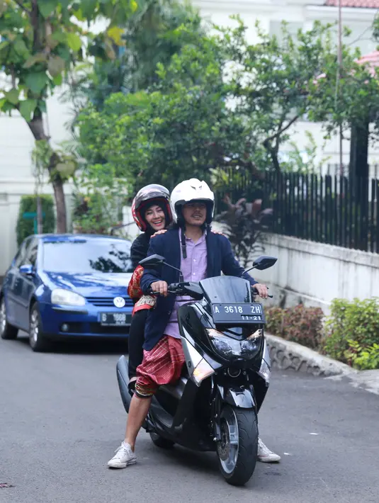 Pasangan ini datang ke KUA dengan santai mengendarai motor matic. Begitu juga saat pulang. Keduanya santai, sang suami dengan mengenakan jas, dan bawahan sarung. Begitu juga dengan mempelai perempuan, dengan mengenakan jilbab hitam. (Adrian Putra/Bintang.
