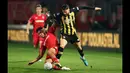 Pemain Twente, Mees Hilgers (kiri) berebut bola dengan pemain Vitesse, Said Hamulic pada laga lanjutan Liga Belanda 2023/2024 di Stadion De Grolsch Veste, Enschede, Belanda, 27 September 2023 in Enschede. (AFP/ANP/Vincent Jannink)