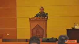 Citizen6, Surabaya: Wadan Kobangdikal Brigjen TNI (Mar) Sturman Panjaitan saat memberikan pengarahan 431 perwira Kobangdikal di gedung Moeljadi Kesatrian Bumimoro Kobangdikal, Rabu, (3/10). (Pengirim: Penkobangdikal).