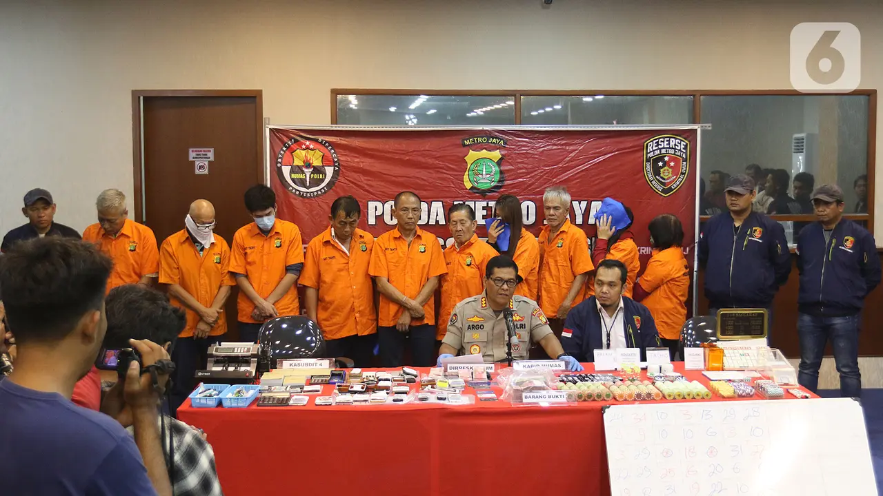 Polisi Tangkap 133 Penjudi di Apartemen Robinson