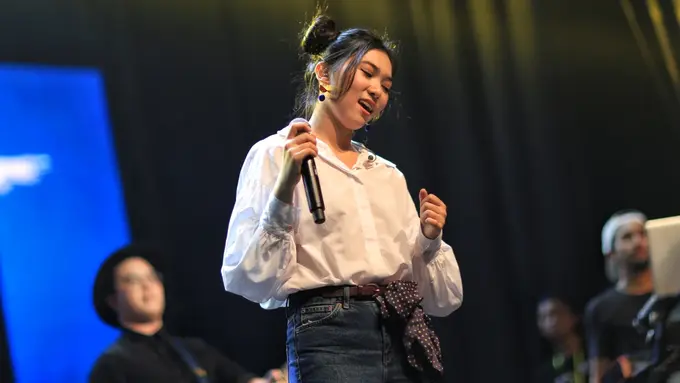 [Bintang] 5 Lagu Cinta Isyana Sarasvati yang Super Romantis