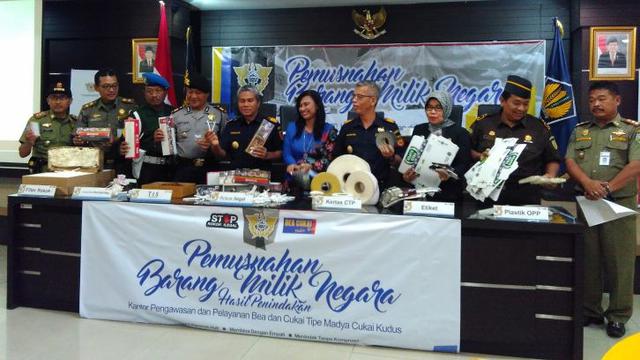 ‎Direktorat Jenderal Bea dan Cukai (DJBC) Kudus, Jawa Tengah memusnahkan jutaan batang rokok ilegal. (Fiki/Liputan6.com)