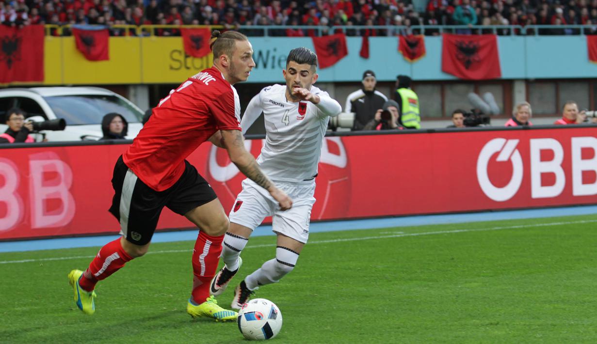 Pemain sayap Austria, Marko Arnautovic (kiri) mencoba melewati hadangan bek Albania, Elseid Hysaj dalam laga uji coba di Stadion Ernst Happel, Wina, Minggu (27/3/2016) dini hari WIB. (Bola.com/Reza Khomaini)
