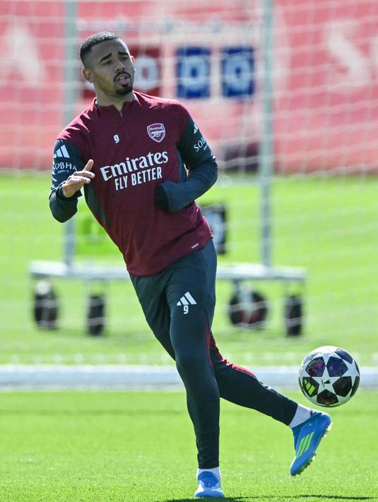 Di fase liga, Arsenal juga berhasil mencetak 23 gol, dan hanya kebobolan 4 kali. Tampak dalam foto, striker Arsenal asal Brasil, Gabriel Jesus, mengikuti sesi latihan tim di pusat pelatihan Arsenal di London Colney, utara London, pada Senin 6 April 2026. (Glyn KIRK/AFP)