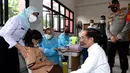 Presiden Joko Widodo meninjau langsung vaksinasi Covid-19 bagi anak-anak usia 6-11 tahun yang digelar di Kompleks SDN Cideng, Gambir, Jakarta, Rabu (15/12/2021). Vaksinasi bagi anak usia 6-11 tahun akan menyasar sekitar 26,5 juta anak di seluruh Indonesia. (Foto: Lukas-Biro Pers Sekretariat Presiden