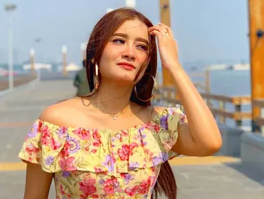 Mantan personel Trio Macan ini memang cukup sering tampil dengan gaya busana kasual. Namun, saat berlibur Lia Amelia juga kerap memakai simple dress. Penampilannya pun tampak makin menawan. (Liputan6.com/IG/@lyia_tm)