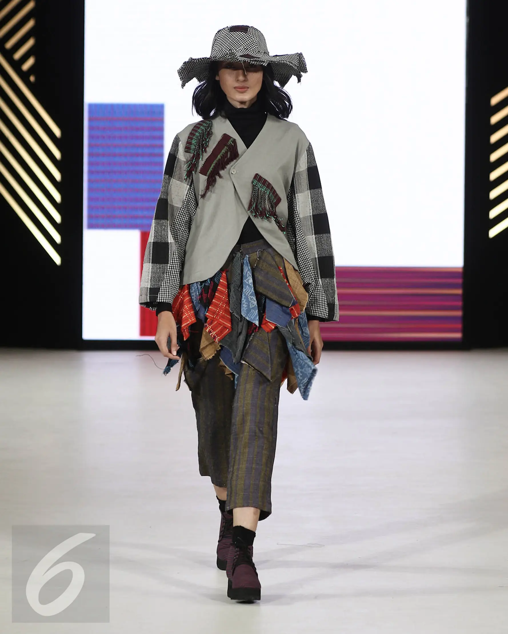 Model menampilkan busana rancangan Amanda Indah Lestari di panggung Senayan City Fashion Nation ke-11, Jakarta, Rabu (12/4). Lewat label fesyen Lekat, Amanda memamerkan cuplikan koleksi fall/winter 2017 dengan tenun baduy. (Liputan6.com/Herman Zakharia)