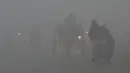 Sejumlah kendaraan melintas saat kabut asap tebal menyelimuti Lahore, Pakistan (3/1). Polusi udara telah menyebar akibat asap kendaraan, situs bangunan dan petani yang membakar tanaman di daerah di luar ibukota India. (AFP Photo/Arif Ali)