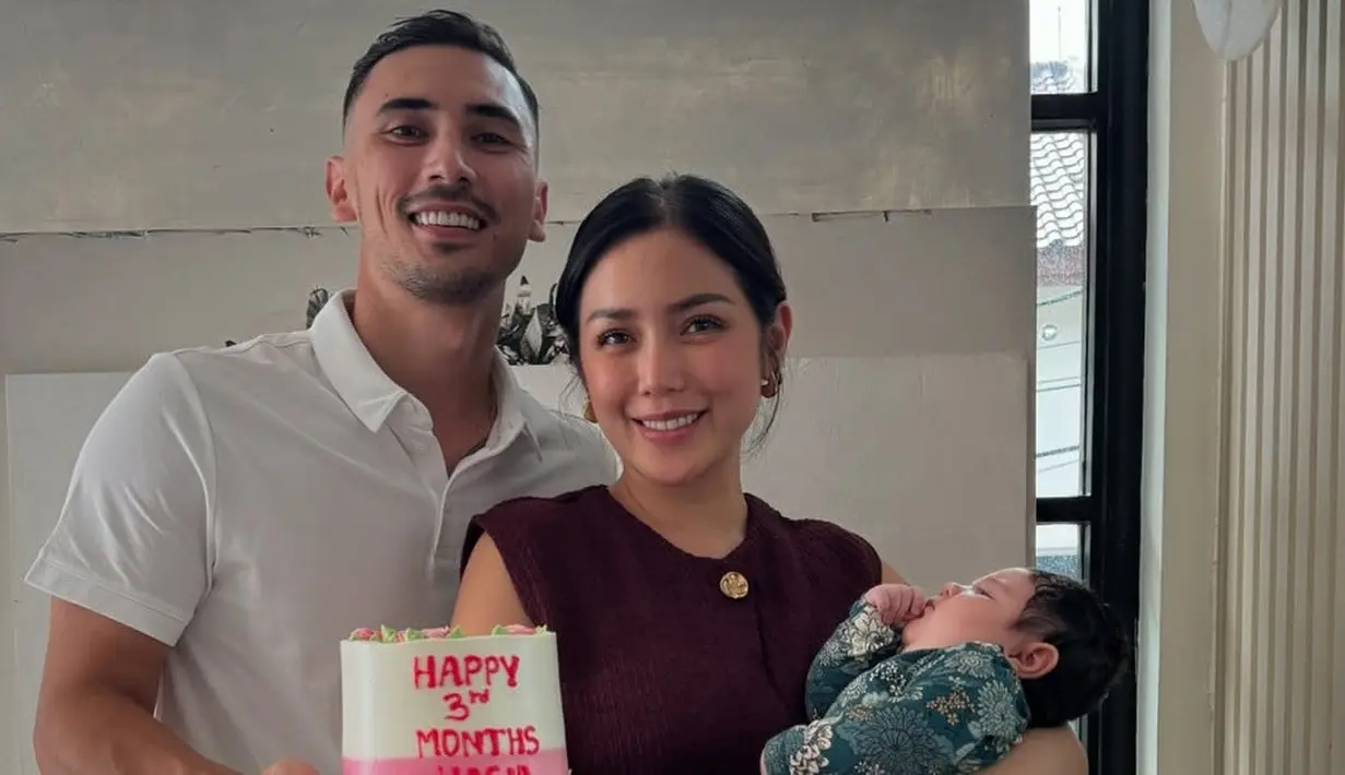 Foto yang diungga Jessica Iskandar di Instagram memperlihatkan suasana yang hangat dan penuh kasih sayang Baby Hagia yang tampak menggemaskan dalam balutan jumpsuit hijau. Pipinya yang tembem semakin menambah daya tarik si kecil yang baru berusia tiga bulan ini. Kehadiran Baby Hagia semakin melengkapi kebahagiaan keluarga besar Jessica Iskandar dan Vincent Verhaag. (Liputan6.com/IG/@inijedar)