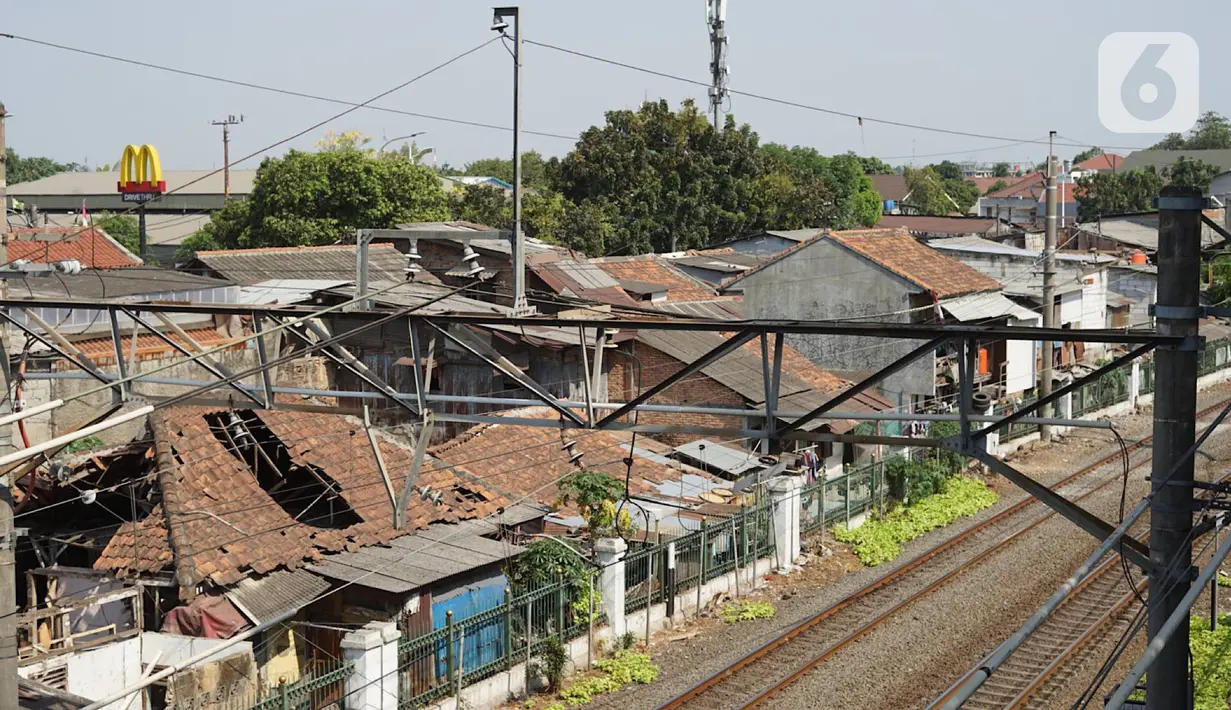 Kondisi permukiman pinggir rel kereta commuter line di kawasan Lenteng Agung, Jakarta Selatan, Sabtu (5/10/2019). Pemprov DKI Jakarta akan menata kawasan Lenteng Agung dan Tebet terutama di bantaran rel agar tidak terkesan kumuh. (Liputan6.com/Immanuel Antonius)