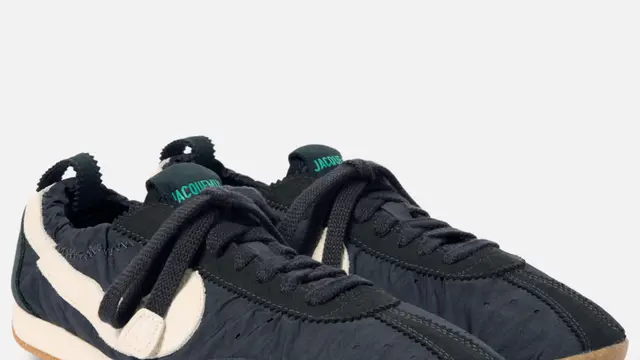 Nike x Jacquemus sepatu warna hitam. Dok. NIKE