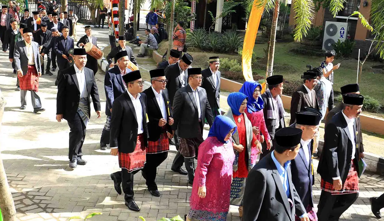 Kali ini, Bobby dan Kahiyang menggelar kembali pesta pernikahannya di Medan, Sumatera Utara. Serangkaian pesta adat pun juga digelar di kediaman Bobby yang dimulai hari ini, Jumat (24/11/2017). (Deki Prayoga/Bintang.com)
