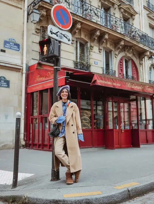 Andien memulai liburannya dengan outfit bergaya Parisian di depan restoran Gabriel, Emily in Paris [instagram/andienaisyah]