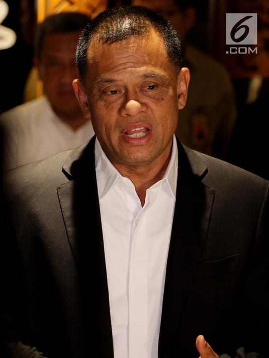 Mantan Panglima TNI Jenderal (Purn) Gatot Nurmantyo memberikan keterangan seusai bertemu Ketua MPR Zulkifli Hasan di Kompleks Parlemen, Senayan, Jakarta, Selasa (8/5). Pertemuan itu untuk membahas situasi menjelang Pilpres 2019. (Liputan6.com/Johan Tallo)