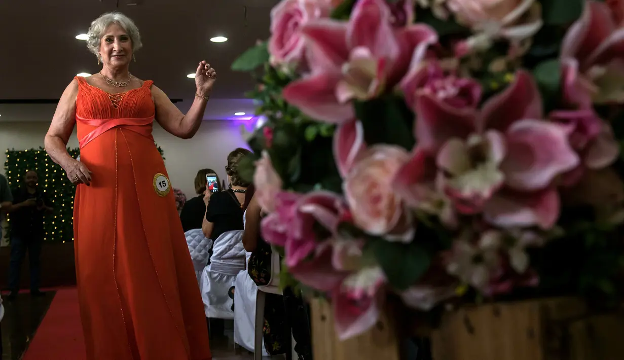 Seorang kontestan berjalan di atas catwalk saat mengikuti kontes kecantikan untuk wanita lansia menjelang Hari Ibu, di Sao Paulo, Brasil (10/5). Acara ini sukses diikuti oleh lebih dari 200 peserta. (AFP/Nelson Almeida)