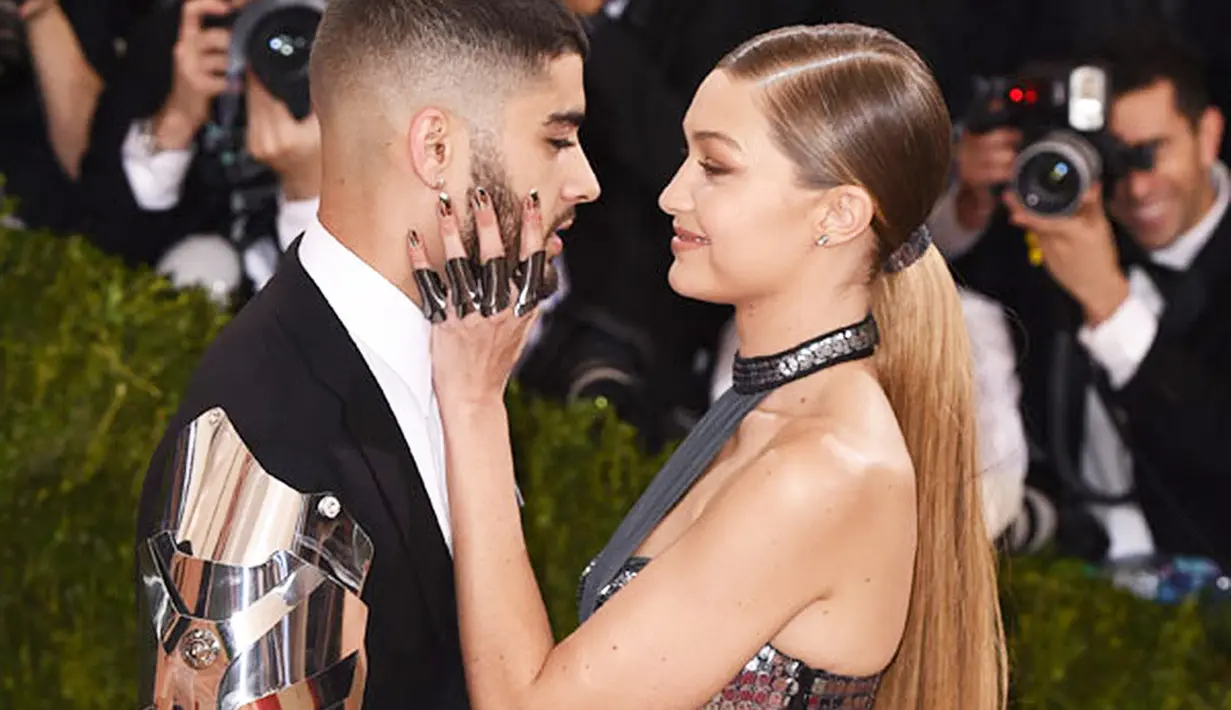 Gigi Hadid dan Zayn Malik pun hadir di Met Gala pada tahun 2016. (REX/Shutterstock)