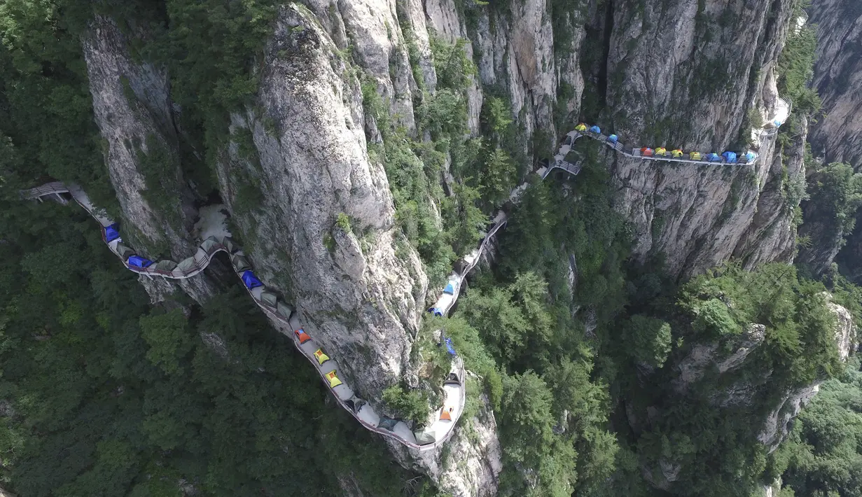 Sejumlah tenda terlihat dari pandangan udara saat backpacker berkemah di tebing Gunung Laojun, Louyang, Henan, China (16/7). Lebih dari 100 backpacker kamping bersama di tebing pada ketinggian 1.700 mdpl selama 2 hari satu malam. (REUTERS/Stringer)