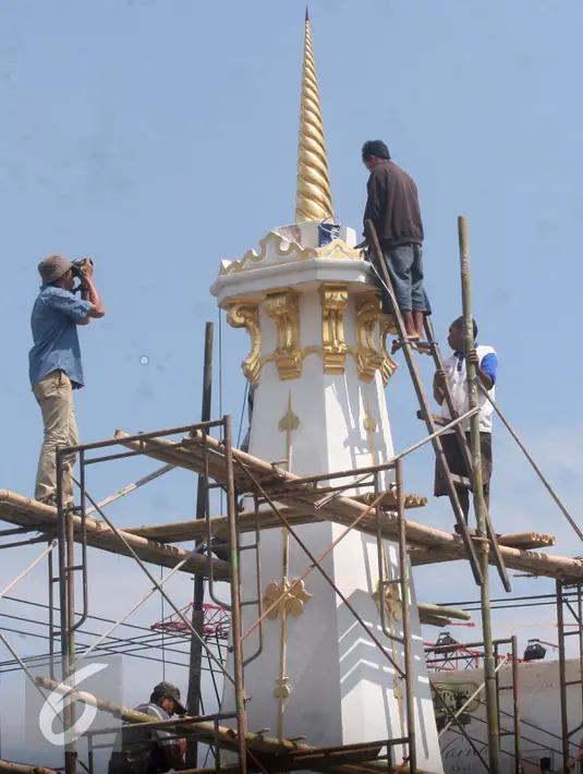 Pekerja mengecat kembali Tugu ,Yogakarta, Rabu (29/6). Pengerjaan renovasi dilakukan untuk memperindah monumen yang menjadi ikon kota Yogyakarta. (Liputan6.com/Boy Harjanto)