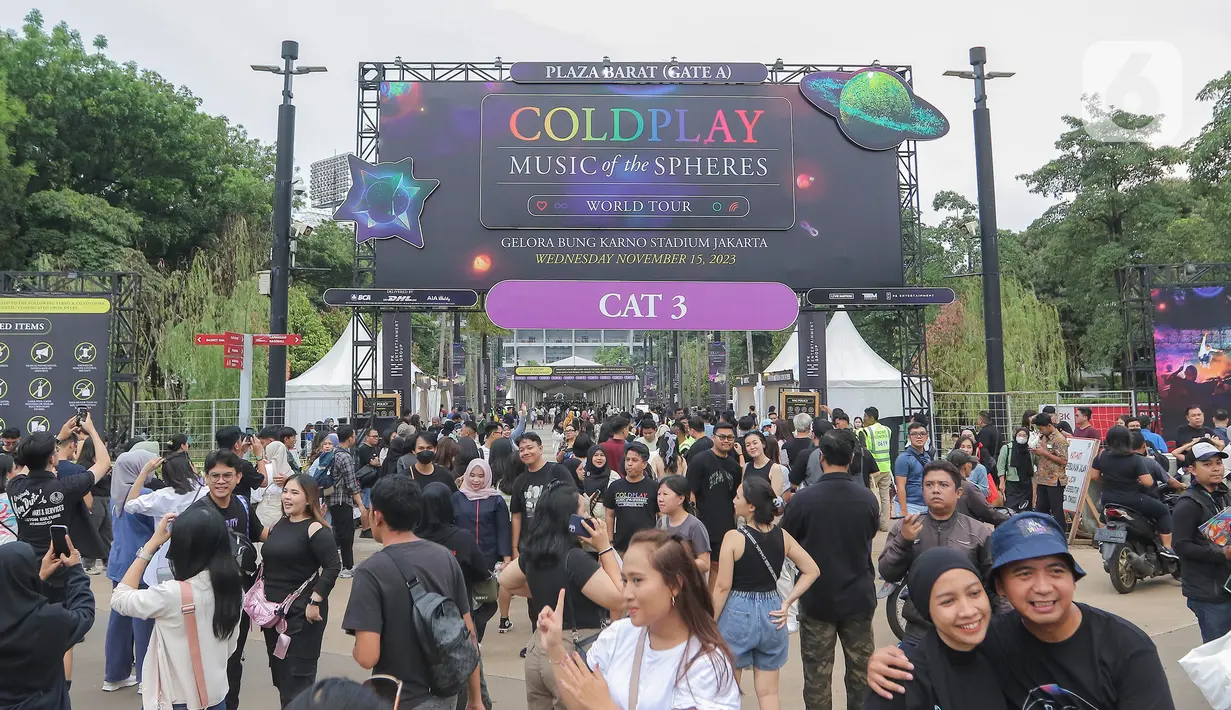 <p>Penonton berdatangan untuk menyaksikan konser Coldplay di GBK, Jakarta, Rabu (15/11/2023). Para penonton sudah mulai memasuki venue sejak pukul 13.00 WIB, sementara konser baru dimulai pada pukul 21.00 WIB. (Liputan6.com/Angga Yuniar)</p>