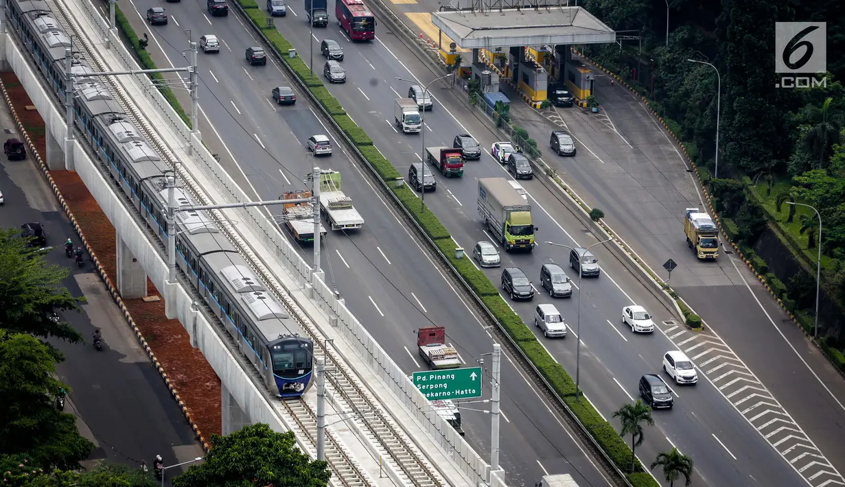 Rangkaian kereta Moda Raya Terpadu (MRT)  Lebak Bulus-Bundaran HI melintas di Stasiun MRT Fatmawati, Jakarta, Rabu (8/5/2019). Terhitung mulai  13 Mei 2019, tarif MRT Jakarta akan kembali normal seharga Rp 7.000 hingga Rp 14.000 per sekali perjalanan. (Liputan6.com/Faizal Fanani)