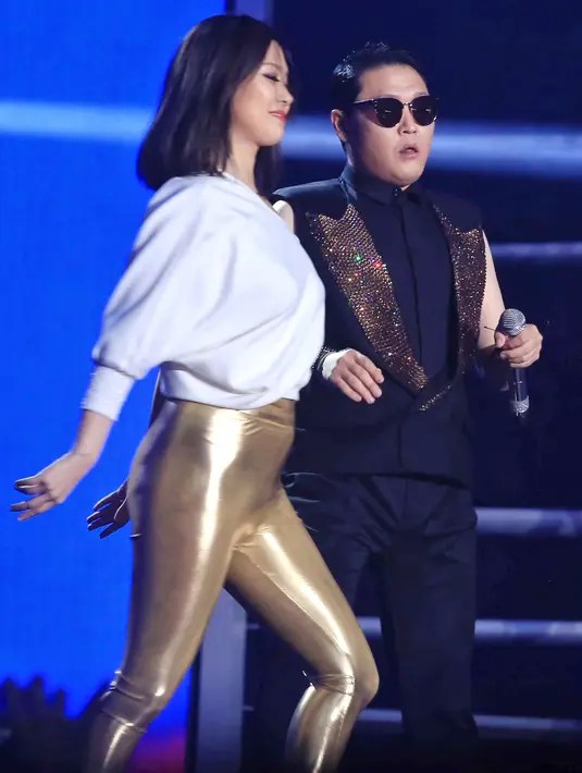 "Kalian semua terlihat sangat antusias dan penuh dengan energi. Di lagu selanjutnya, kita bisa bermain bersama. Kalian juga boleh mengambil foto sesukanya," lanjutnya. (Adrian Putra/Bintang.com)