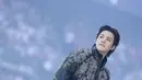 SUGA tampil menawan dengan busana rancangan khusus Givenchy karya Sarah Burton. Ia mengenakan setelan olahraga kulit hitam dengan bordir tali emas melilit, mutiara, dan kristal, dipadukan dengan kaos katun hitam berbordir, kalung Givenchy Tape, dan kalung Givenchy Pin. [Givenchy]