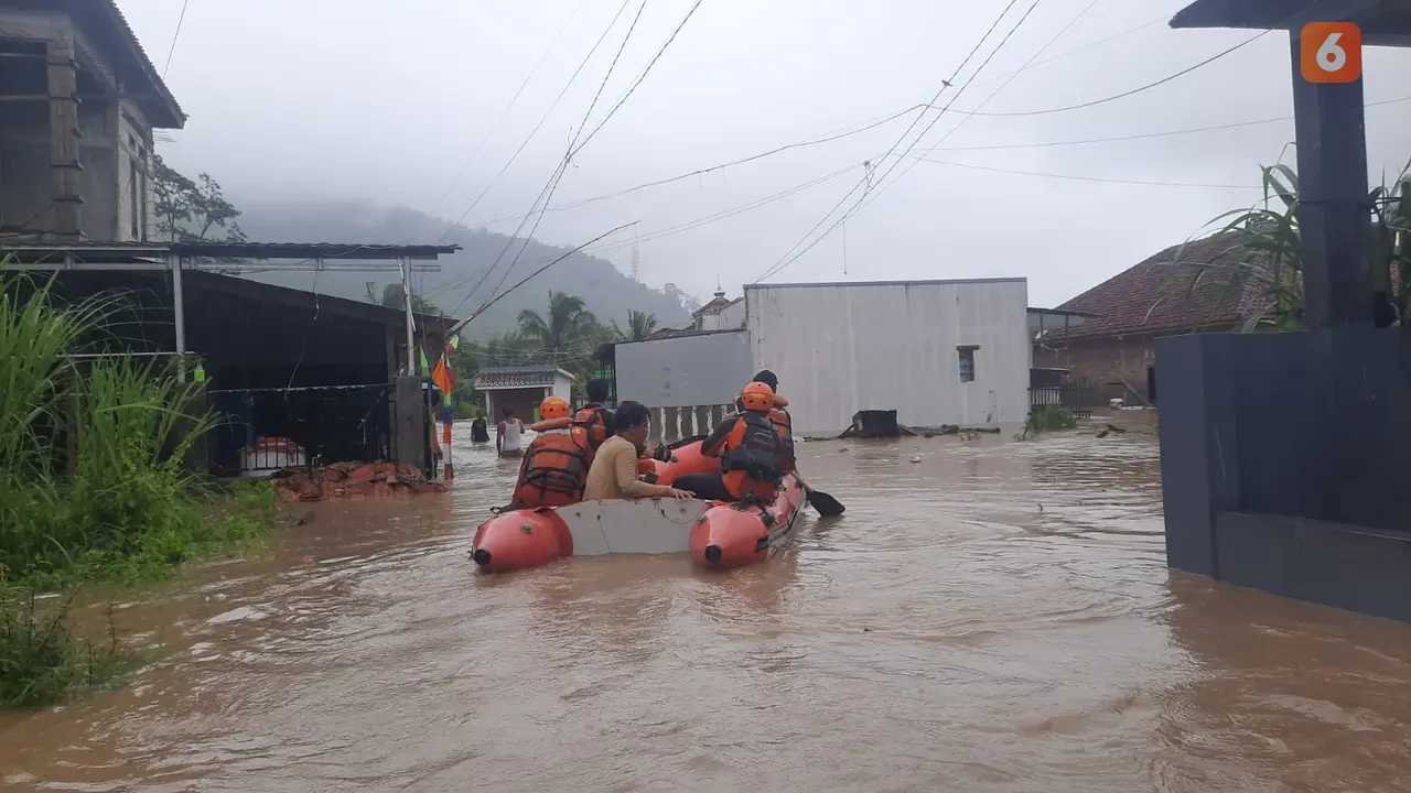 Basarnas saat mengevakuasi warga dari rendaman banjir di Kecamatan Palabuhanratu Kabupaten Sukabumi (Liputan6.com/istimewa).