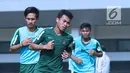 Pemain Timnas Indonesia U-19, Nur Hidayat (depan) melakukan lari pemanasan saat latihan di Lapangan B Kompleks GBK, Jakarta, Selasa (18/9). Latihan ini persiapan  PSSI Anniversary Cup U-19 dan Piala AFC U19. (Liputan6.com/Helmi Fithriansyah)
