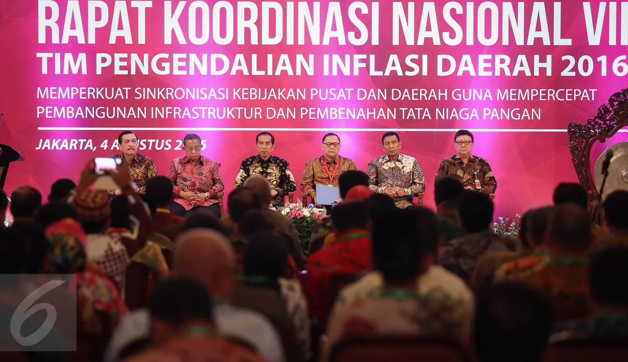 Presiden Jokowi didampingi sejumlah Menteri Kabinet Kerja serta Gubernur BI Agus Martowardojo (ketiga kanan) hadir dalam pembukaan Rakornas ke-7 Tim Pengendalian Inflasi Daerah (TPID) Tahun 2016 di Jakarta, Kamis (4/8). (Liputan6.com/Faizal Fanani)