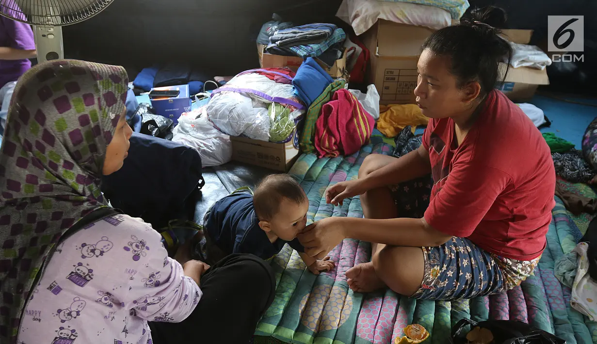 Aktivitas korban kebakaran di posko pengungsian SDN 10/11 Pagi Cipinang Utara, Jakarta, Selasa (20/8/2019). Puluhan warga terdampak kebakaran di Kawasan Prumpung, Jatinegara saat ini masih sangat membutuhkan bantuan seperti alas tidur dan popok bayi. (Liputan6.com/Herman Zakharia)