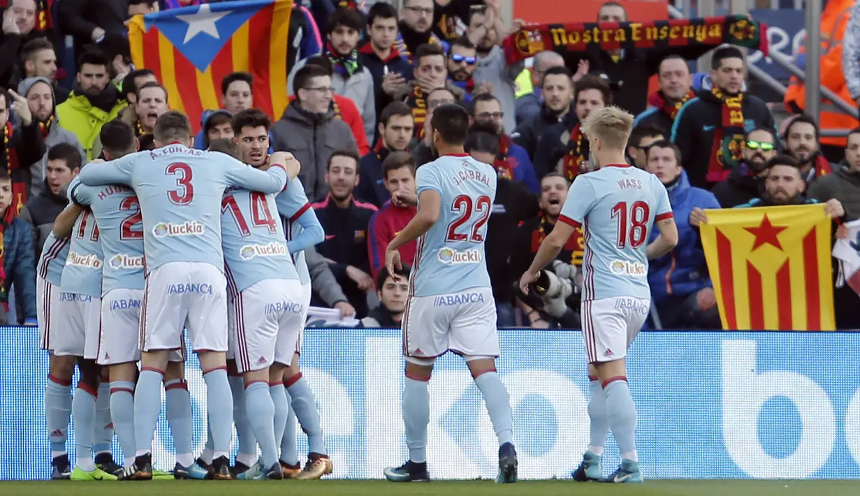 Para pemain Celta Vigo merayakan gol yang dicetak Iago Aspas ke gawang Barcelona pada laga La Liga Spanyol di Stadion Camp Nou, Katalonia, Sabtu (2/12/2017). Kedua klub bermain imbang 2-2. (AFP/Pau Barrena)