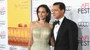 Berita perceraian Angelina Jolie dan Brad Pitt nampaknya tak akan usai, setelah ada beberapa kasus sebelumnya, kini muncul kabar baru yaitu penemuan beberapa foto wanita lain di ponsel Brad Pitt oleh Jolie. (AFP/Bintang.com)