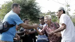 Legenda olahraga Indonesia saling menyapa saat berjumpa di Yogyakarta, Rabu (18/7/2018). Mereka kembali dipertemukan dalam rangkaian acara kirab obor Asian Games 2018. (Bola.com/M Iqbal Ichsan)