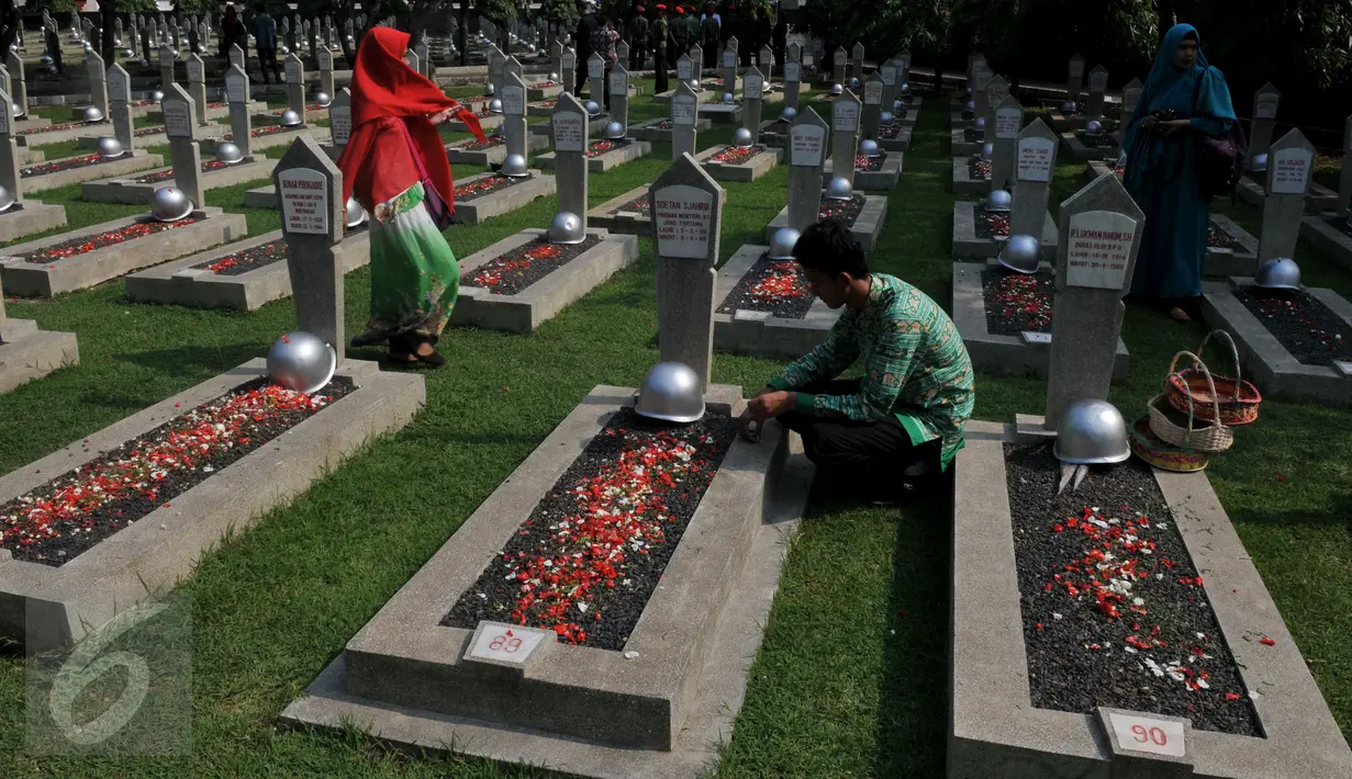 Pengunjung melakukan tabur bunga dan ziarah di Taman Makam Pahlawan Nasional Utama, Kalibata, Jakarta, Selasa (10/11). Hari Pahlawan diperingati setiap tanggal 10 November. (Liputan6.com/Johan Tallo)