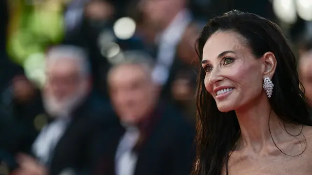 Rangkaian Gaya Demi Moore Bergaun Ketat di Cannes 2026, Tubuh Rampingnya Dijulidin