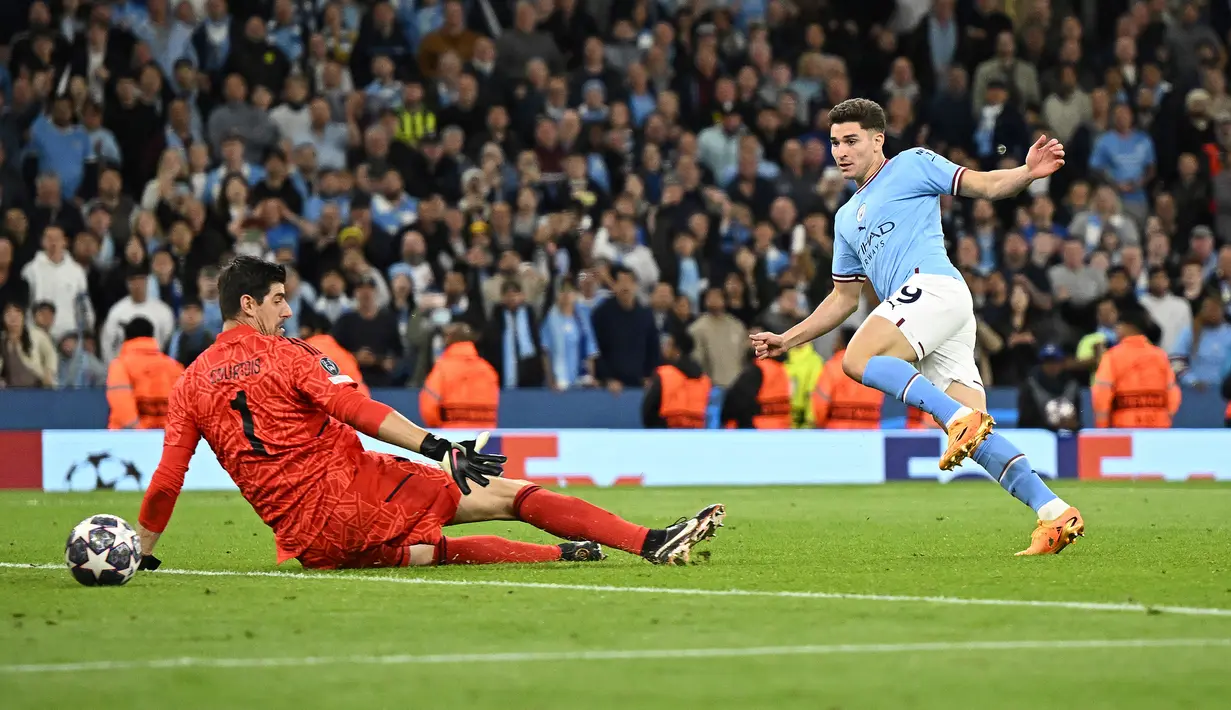 Striker Manchester City, Julian Alvarez mencetak gol ke gawang Real Madrid pada laga leg kedua semifinal Liga Champions 2022/2023 di Etihad Stadium, Manchester (17/5/2023). Julian Alvarez tercatat telah mencetak 3 gol dan 2 assist dari total 10 laga bagi Manchester City hingga babak semifinal. Gol terakhirnya dicetak saat Man City menang 4-0 atas Real Madrid pada leg kedua semifinal, 17 Mei 2023. (AFP/Oli Scarff)