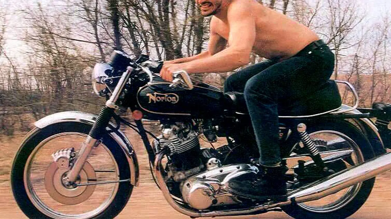 Demi Ini, Keanu Reeves Rela Nunggangi Motor Tanpa Baju
