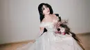 Tiara Andini tampil mengenakan wedding dress saat membawakan “Lagu Pernikahan Kita” secara live. Ia pun tampil bak pengantin. [@tiaraandini]