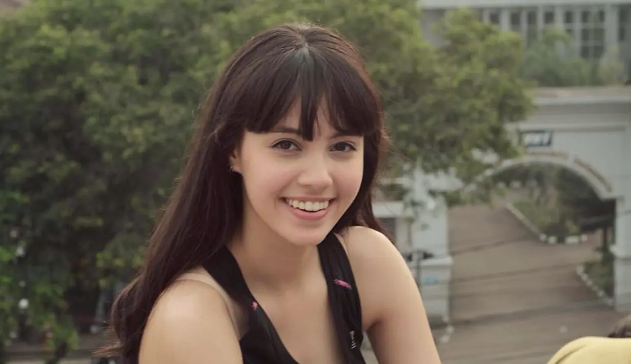 Anggika Bolsterli, aktris cantik keturunan Indonesia-Swiss ini selalu mencuri perhatian penampilannya. Apalagi saat Anggika tampil dengan rambut berponi. Dengan rambut poni, Anggika terlihat begitu manis menggemaskan. (Liputan6.com/IG/@anggikabolsterli)
