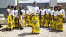Seorang pengantin wanita berpose dengan pengiring pengantinnya dalam upacara Icilanga Mulilo di Lusaka, ibu kota Zambia (5/9/2020). Icilanga Mulilo, merupakan upacara sebelum pernikahan di mana mempelai pria disajikan makanan yang disiapkan oleh keluarga mempelai wanita. (Xinhua/Martin Mbangweta)