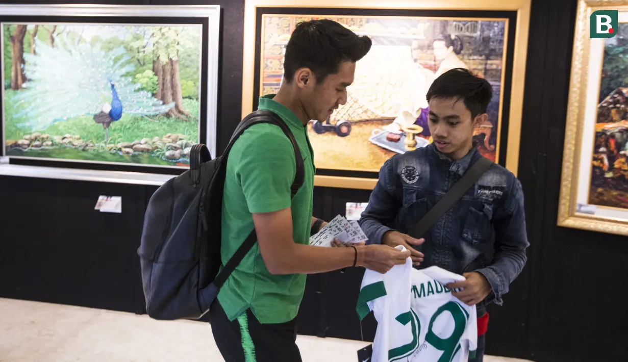 Pemain Timnas Indonesia, Septian David, memberikan tanda tangan kepada suporter yang menunggu di Hotel Sultan, Jakarta, Selasa (13/11). Timnas Indonesia akan melawan Timor Leste pada laga Piala AFF 2018. (Bola.com/Vitalis Yogi Trisna)